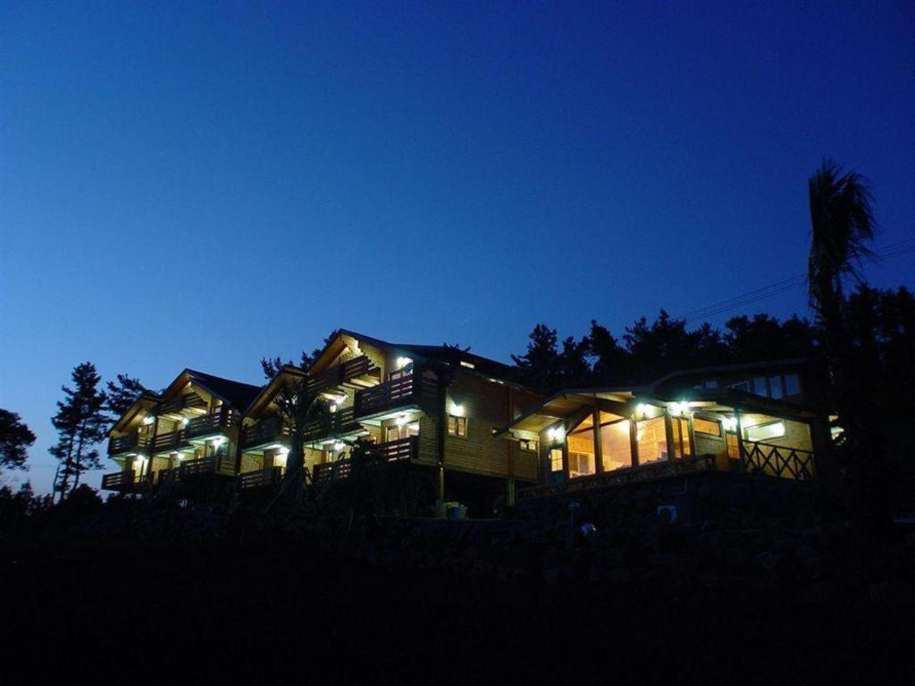 Breakfast At Tiffany'S Pension Seogwipo-stad Buitenkant foto