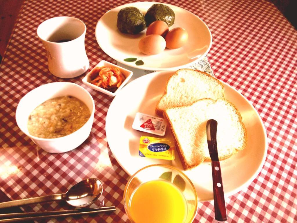 Breakfast At Tiffany'S Pension Seogwipo-stad Kamer foto